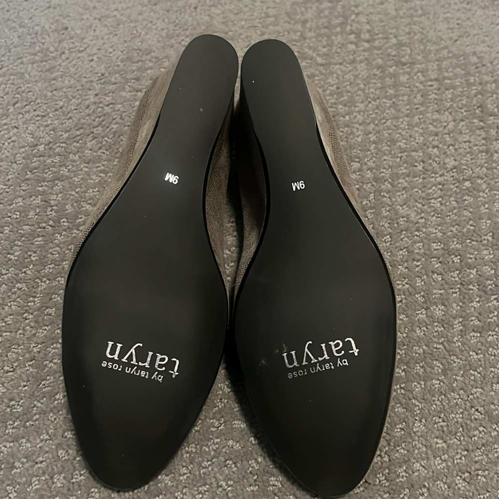 Wedge shoes heels. Perfect for the office or church. - Picture 5 of 6